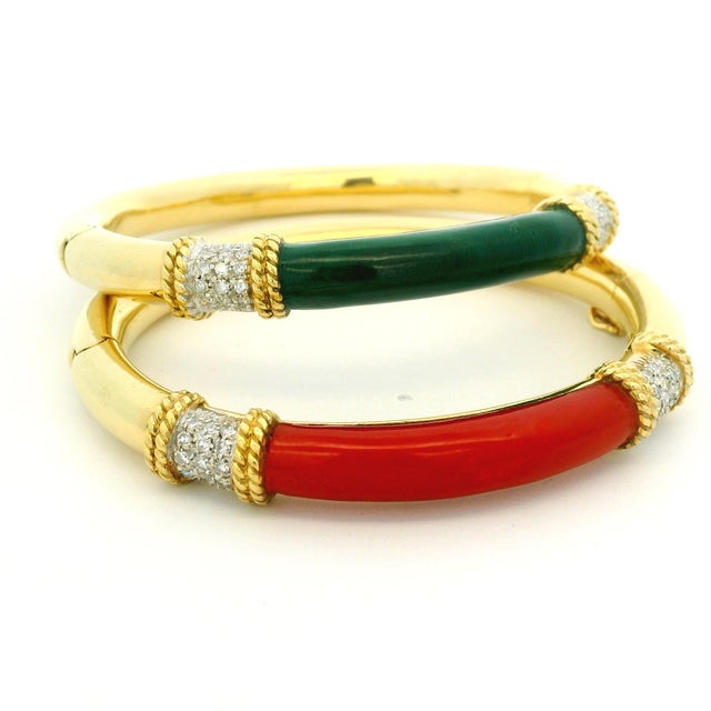 Estate Pair of 18K Yellow Gold Coral, Green Onyx & Diamond Bangle Bracelets For Sale - Image 12 of 18