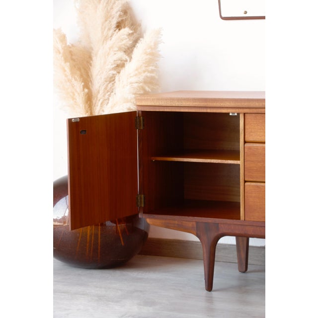Greaves Thomas Sideboard: The Elegance of 1960s Teak Discover this magnificent Greaves Thomas sideboard. It's a...