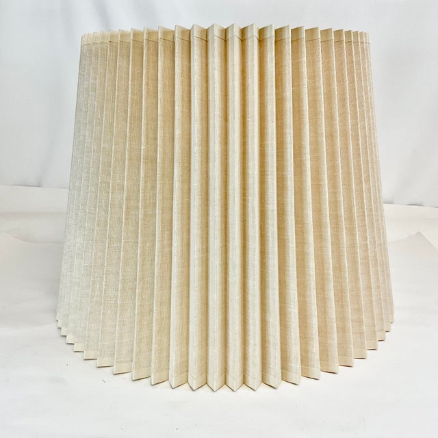 Hollywood Regency 1980s Vintage Boho Chic Stiffel Knife Pleat Lamp Shade in Tan Linen. For Sale - Image 3 of 9