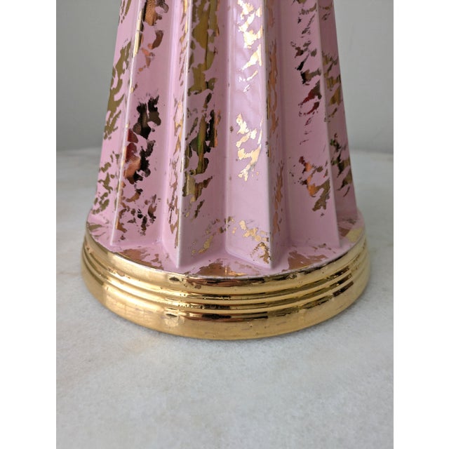 1950s Mid-Century Modern Atomic Pink & Gold Table Lamp For Sale - Image 4 of 6