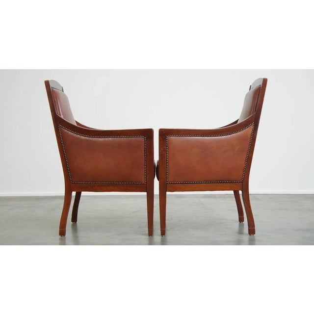 This great set of luxurious cowhide leather armchairs can be used practically in both a home and a professional...