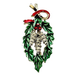 1950s Vintage Americana Boho Chic Christmas Holly Wreath Brooch, Gerry’s Creatives. For Sale