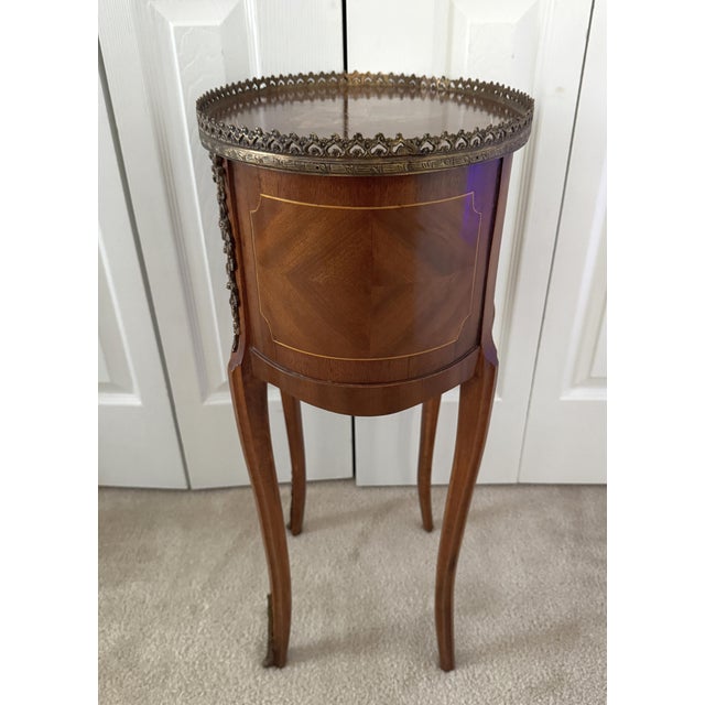 Antique 1920s Louis XV French Walnut Marquetry Side Table W/Ormolu Bronze d'Or For Sale - Image 13 of 18