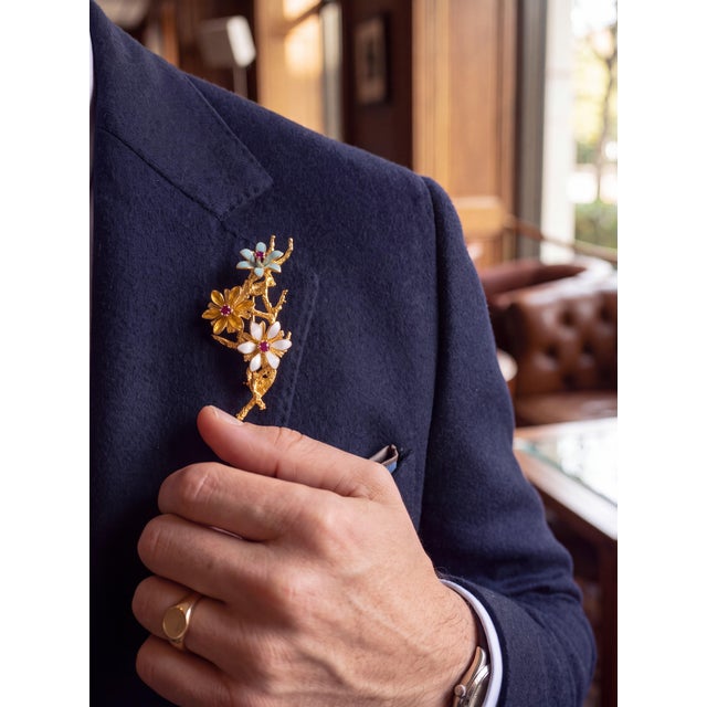 1970s 18k Yellow Gold Italian Floral Brooch With Enamel Leaves & Rubies For Sale - Image 4 of 13