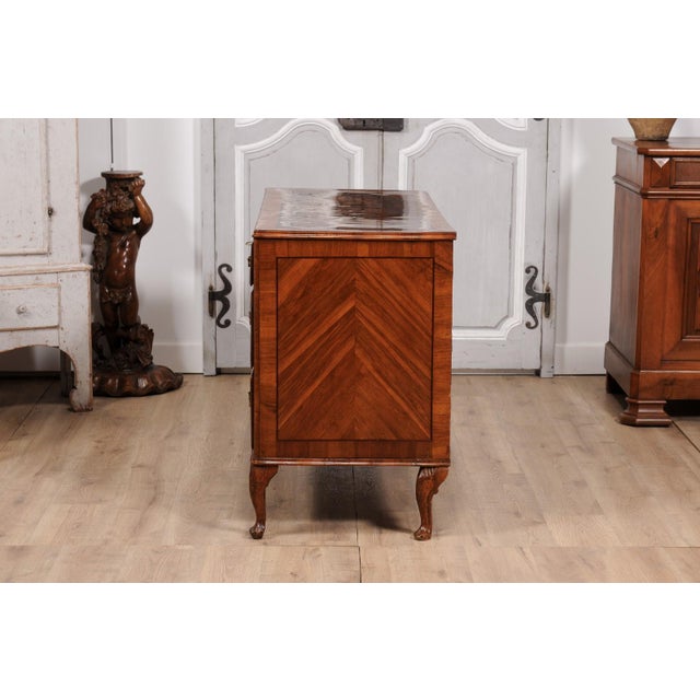 Italian 18th Century Venetian Walnut and Mahogany Commode with Bookmatched Veneer For Sale - Image 3 of 12