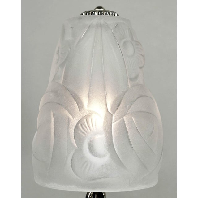 Metal Degue French Art Deco Table Lamp 1930s - Floral Glass & Nickeled Bronze For Sale - Image 7 of 9
