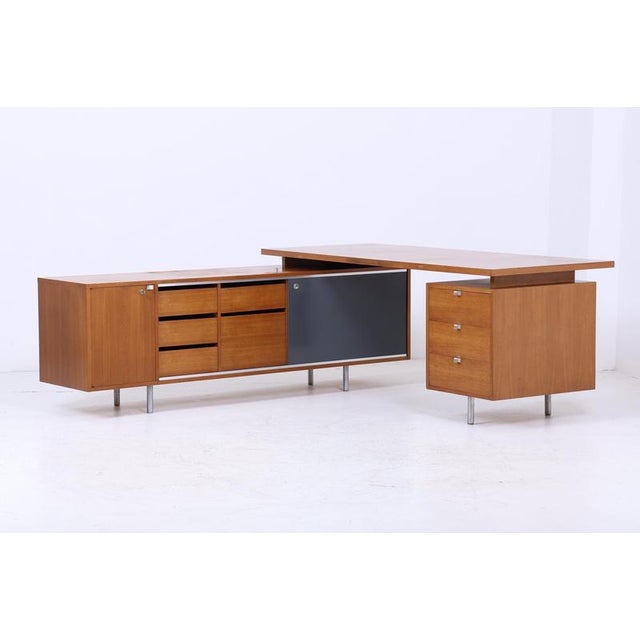 Exceptional vintage desk by Hermann Miller for George Nelson from the 1960s. FEATURES - Exceptional vintage design -...