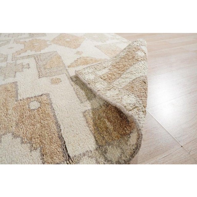 This hand knotted pile rug features a classic Oushak style design rendered in a neutral palette of ivory, beige, cream,...