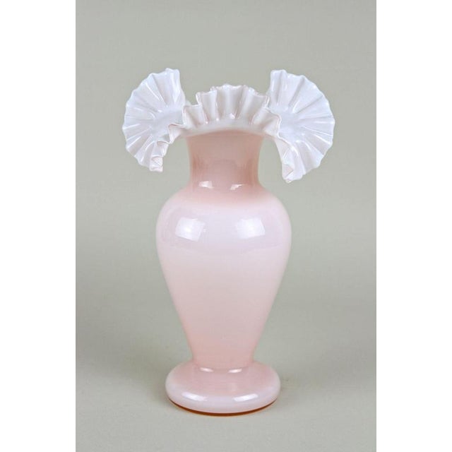 1900 - 1909 20th Century Art Nouveau Pink Glass Vase with Frilly Edge, Austria, 1900 For Sale - Image 5 of 15