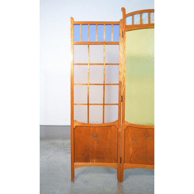 Art Nouveau Screen in Wood and Polychrome Glass For Sale - Image 12 of 16
