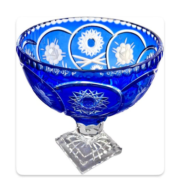 An exceptional Hand-Cut Blue Lead Crystal Centrepiece Bowl A superb and highly decorative hand-cut lead crystal...