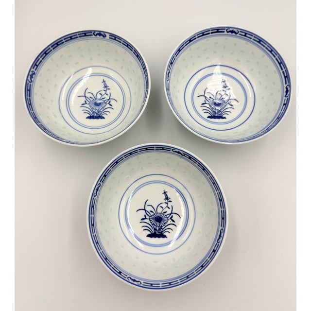 Ceramic 1970s Tienshan Chinese Rice Grain Coupe Soup Bowls Blue & White Chrysanthemum 3pc Set For Sale - Image 7 of 8