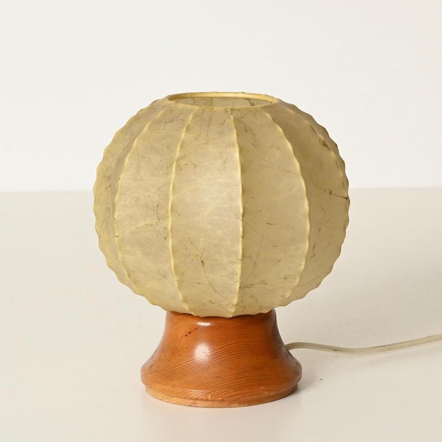 Flos Mid-Century Scalopped Cocoon Table Lamp with Wood Base attributed to Achille Castiglioni for Flos, Italy, 1960s For Sale - Image 4 of 11