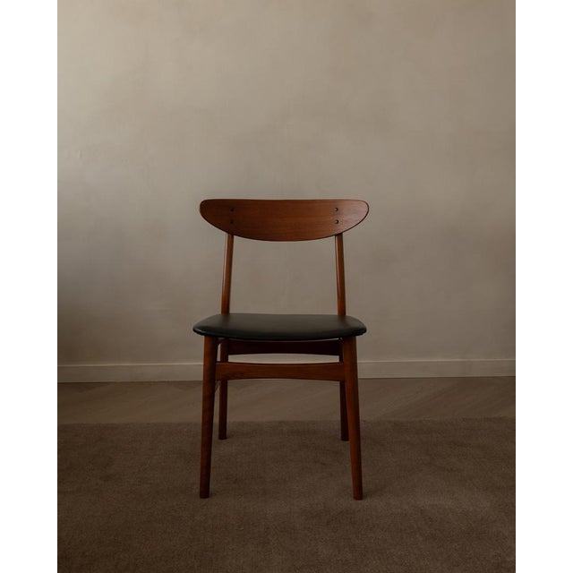 A calm, beautifully balanced set of six Danish mid-century dining chairs, stamped Made in Denmark. The design is all about...