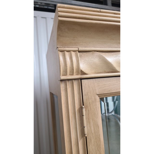 Tan 1990s Estate Bernhardt Display Cabinets or Vitrines - a Pair For Sale - Image 8 of 13