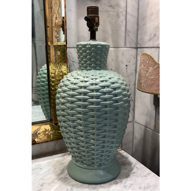 Mid 20th Century Plaster Basketweave Coastal Style MCM Table Lamp For Sale - Image 5 of 8