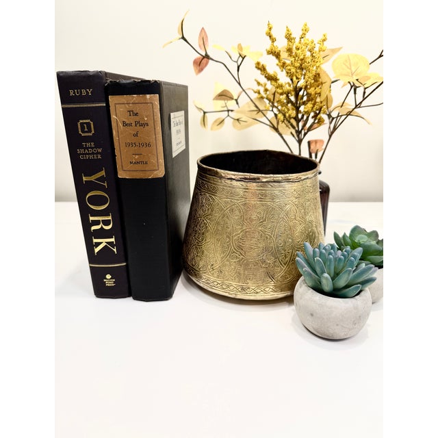 Lovely vintage or antique hand-crafted Mamluk brass bowl. This bowl shows the rich tradition of Islamic metalwork that...