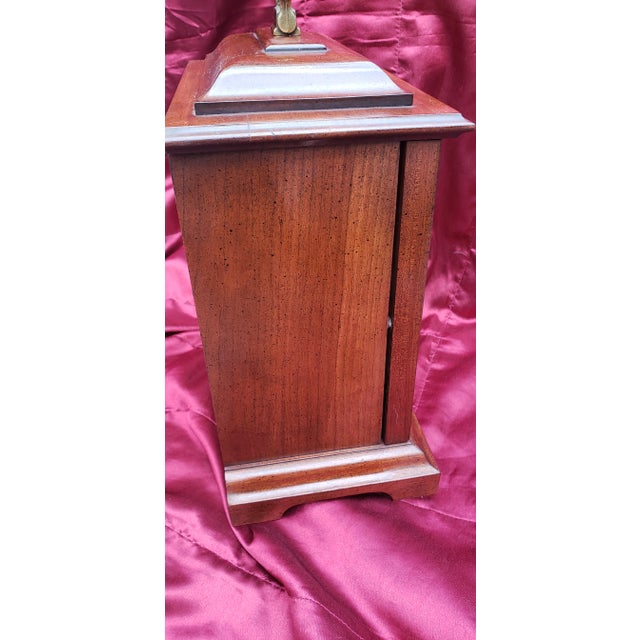 Vintage 1980s Howard Miller Traditional Style Cherry Graham Bracket Mantel Clock For Sale - Image 11 of 12
