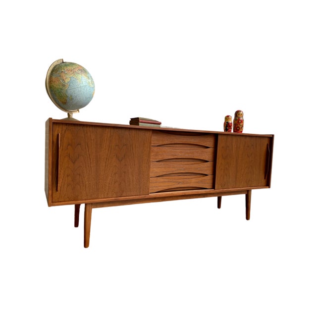 Classic Mid Century Modern Styled Credenza / Sideboard / Media Stand Chairish