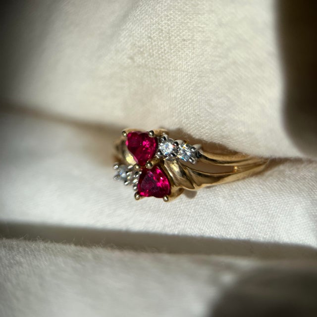 1970s Toi Et Moi Ruby Heart Ring in 10k Yellow Gold — Size 6.5 For Sale - Image 4 of 6