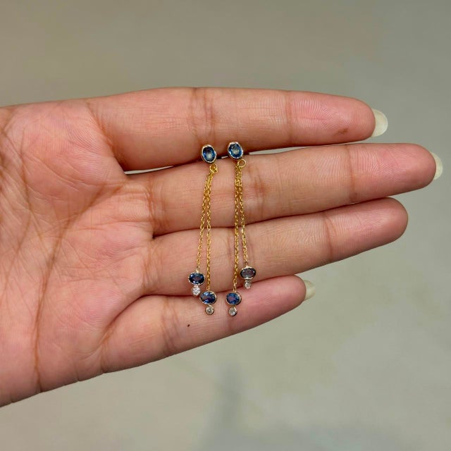Contemporary 18k Gold Linear Drop Dangle Earrings With 1.2ct Blue Sapphire & Diamond- A Pair For Sale - Image 3 of 14