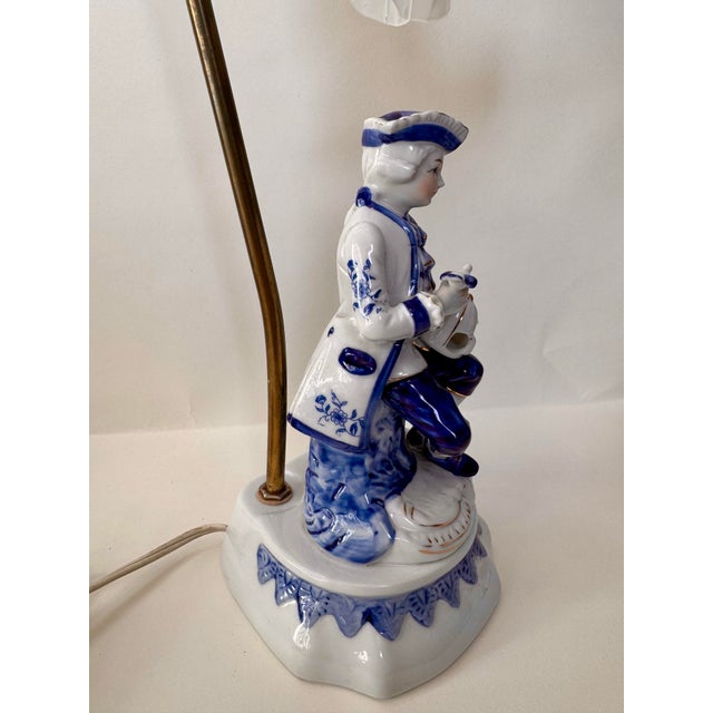 Victorian Vintage Mid-Century Porcelain Colonial Figurine Lamp With Frosted Ruffled Glass Shade For Sale - Image 3 of 7