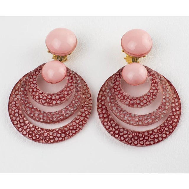 Contemporary Cilea Paris Powder Pink Resin Clip Earrings Dangle Multi-Rings For Sale - Image 3 of 9