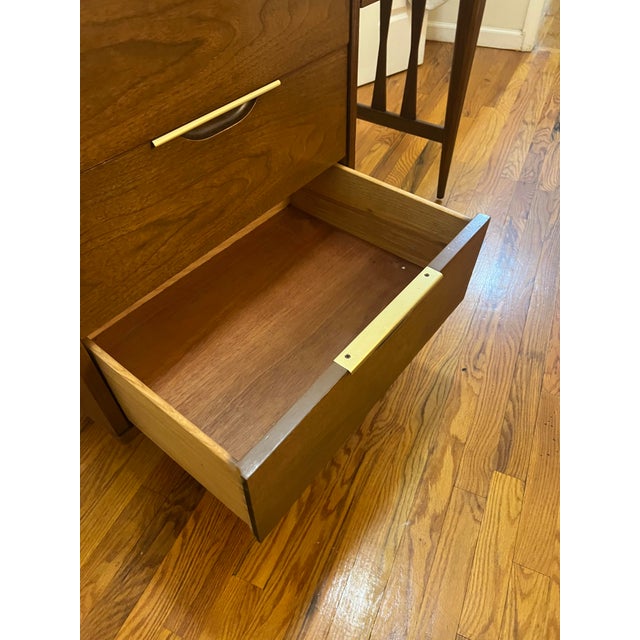 Wood 1950s Kent Coffey Tableu Mid-Century Modern Walnut Desk With Brass Accents For Sale - Image 7 of 11