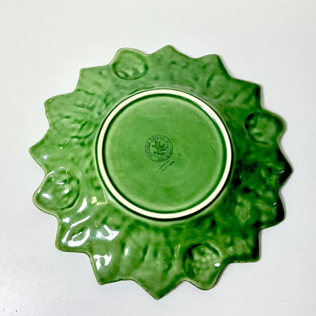 1990s Vintage Hollywood Regency Portuguese Mediterranean Bordallo Pinheiro Majolica Strawberry Plate For Sale - Image 9 of 9