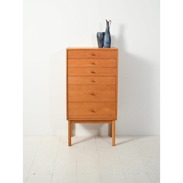 Swedish teak chest of drawers from 1962, six graduated drawers, and carved handles. A rigorous example of high-quality...