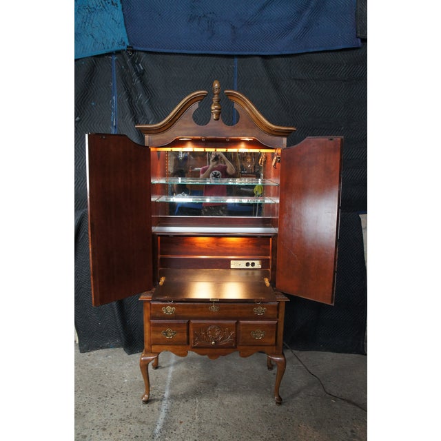 1980s American Drew Queen Anne Style Cherry Highboy Dry Bar Liquor Display Cabinet For Sale - Image 12 of 16