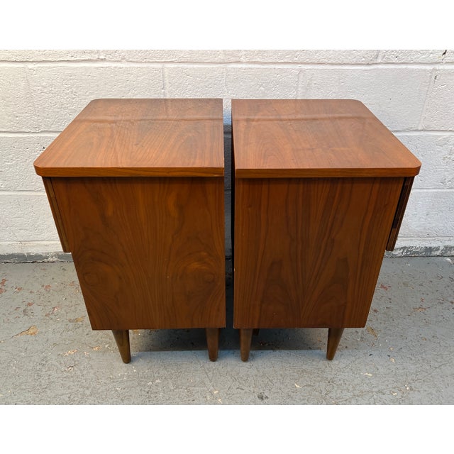 Mid-Century Modern Walnut & Brass Nightstands Attributed to Young Manufacturing For Sale In New York - Image 6 of 18