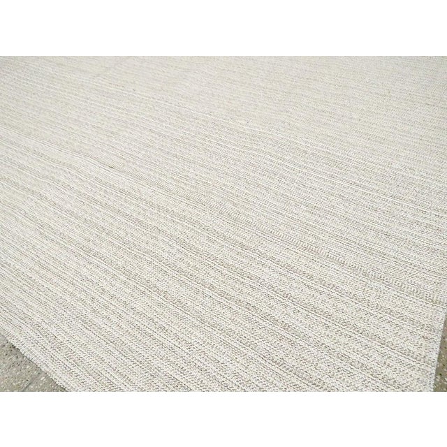 Ivory Galerie Shabab Collection Mid-20th Century Handmade Turkish Flat-Weave Kilim Room Size Carpet For Sale - Image 8 of 10