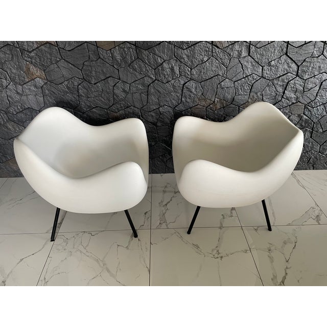 Mid-20th Century Modernism White RM58 Armchairs by Roman Modzelewski for Vzór, 2016, Set of 2 For Sale - Image 4 of 18