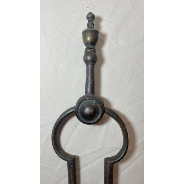 Antique 18th Century Wrought Iron Turned Brass English Fireplace Tongs Tool For Sale In New York - Image 6 of 11