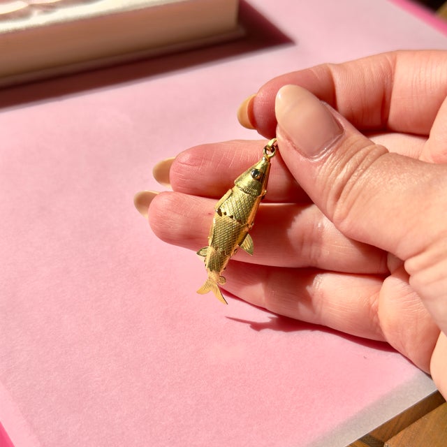 Gold Vintage 1960s Yellow Gold & Emerald Articulating Fish Charm, Pendant For Sale - Image 8 of 8