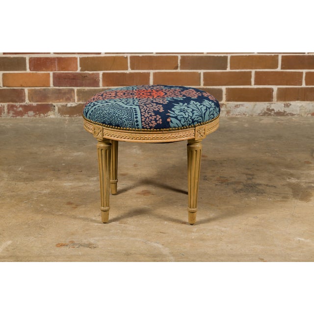 Tan French Neoclassical Style 1920s Painted Stool with Carved Apron and Fluted Legs For Sale - Image 8 of 12