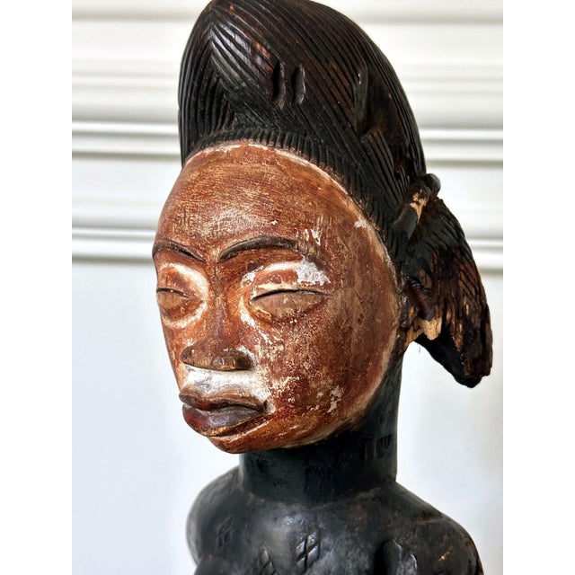 White Gabon Punu Ancestor Female Figure on Custom Stand For Sale - Image 8 of 16