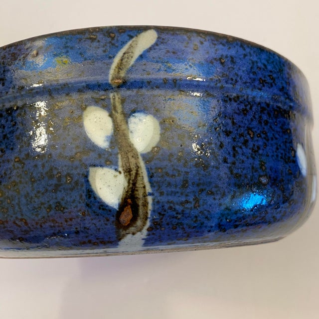 Vintage Studio Stoneware Bowl in Cobalt Blue With Hand-Painted Botanical Motif For Sale In Richmond - Image 6 of 8