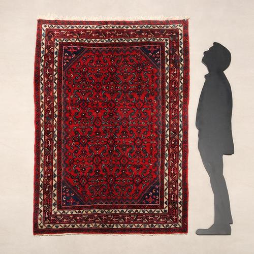 Hosseimabad rug in cotton and wool, large knot, hand-made. Good condition. This piece is attributed to the mentioned...