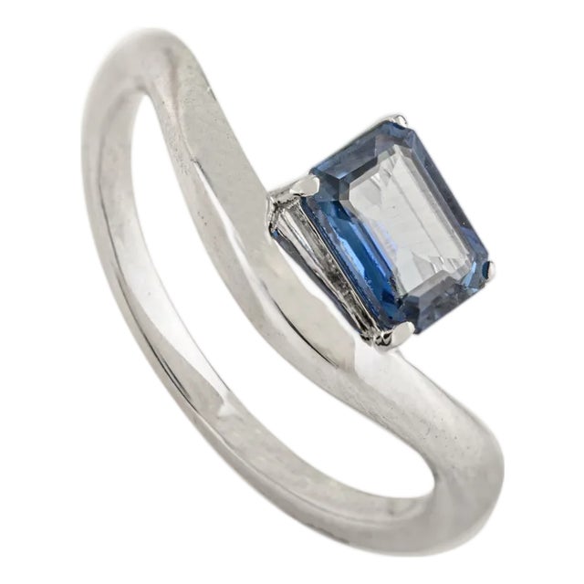 VRJewels Minimalist 14k White Gold Emerald-Cut Natural Blue Sapphire Wave Ring Size 6 For Sale