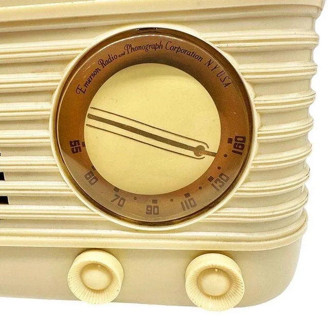 Ivory Mid-Century 1949 Carrara Ivory Emerson Model 581 Plaskon Vacuum Tube Am Radio For Sale - Image 8 of 9