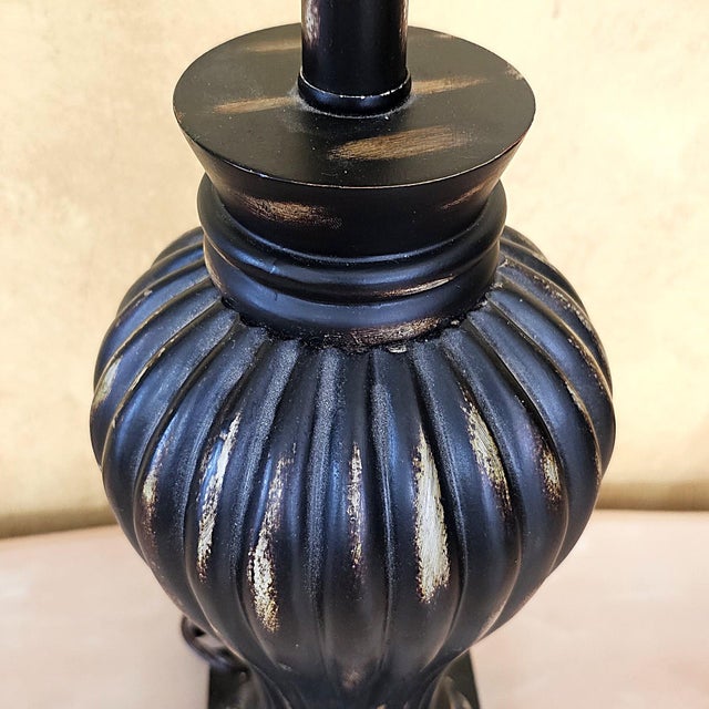 Black Vintage Traditional Fluted Urn Table Lamp in Antique-Style Carved Wood Look For Sale - Image 8 of 18