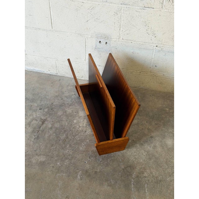 Teak Magazine Holder and Storage Rack With Center Handle Vintage Mid-Century Modern 1960s For Sale In Los Angeles - Image 6 of 8