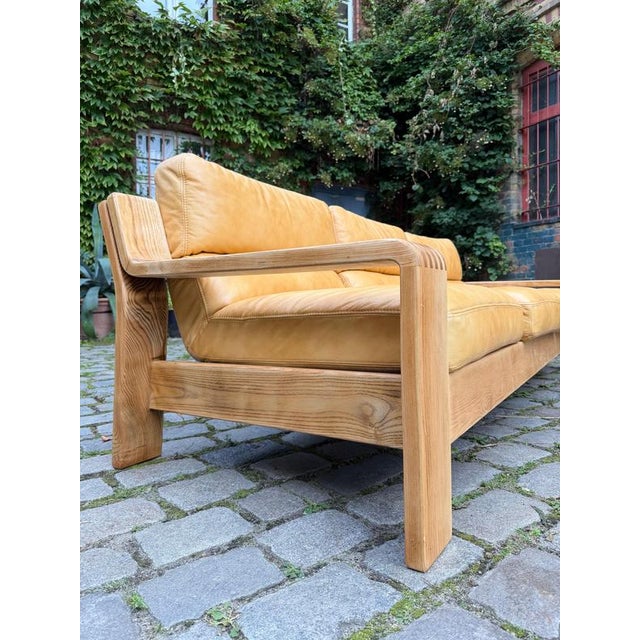 A masterful statement piece of German Brutalism: This 3-seater sofa by Rolf Benz from the 1970s combines expressive,...
