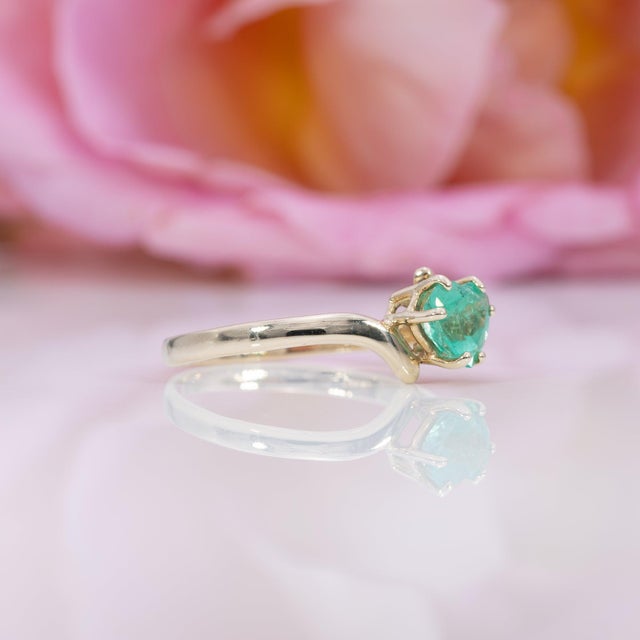 Metal Colombian Emerald Estate Ring in Solid 10k Gold - Heart Shaped, 6x5.5mm, Size 6.75 For Sale - Image 7 of 9