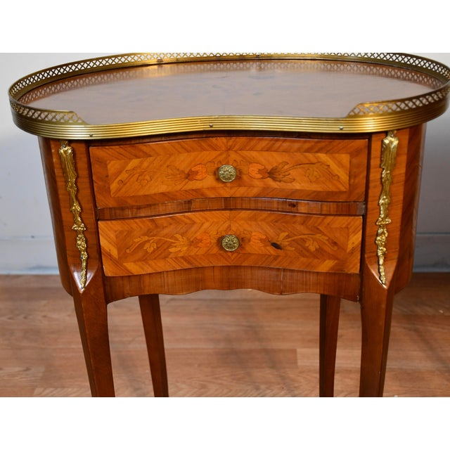 Wood 1930s French Style Satinwood Inlaid Pair of Nightstands / Bedside Tables, 2 Pieces For Sale - Image 7 of 17