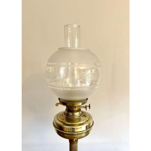 Wonderful quality antique Edwardian brass oil lamp, having a quality antique Edwardian brass oil lamp, with a glass...
