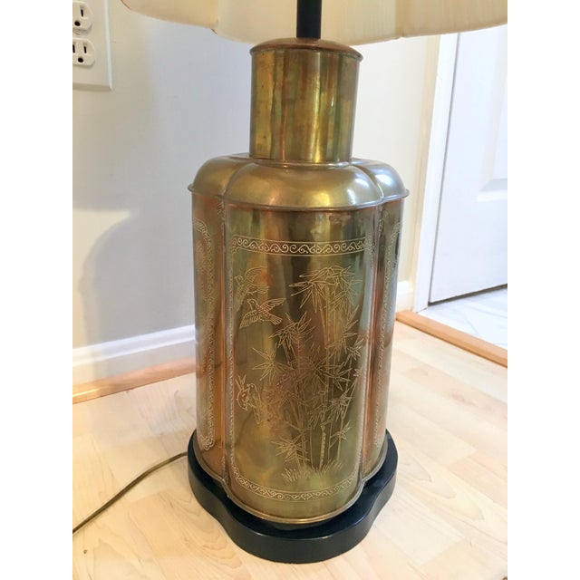 Chinoiserie 1960s Hollywood Regency Etched Brass Urn Table Lamp and String Lampshade For Sale - Image 3 of 11