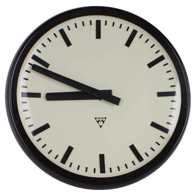 Black Large Bakelite Industrial Wall Clock attributed to Pragotron, 1960s For Sale - Image 8 of 8